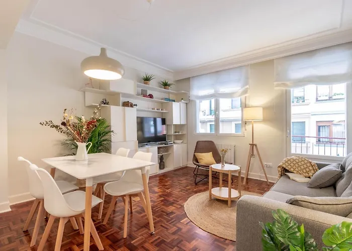 And Charming - Guggenheim & Old Town Apartment